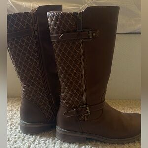 Girl’s tall boot size 1